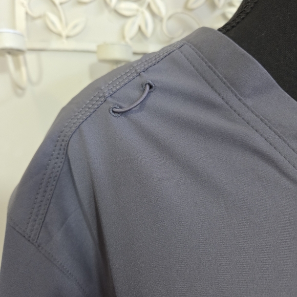 ⭐️Carhartt Gray V-Neck Scrub Top Size MED - Picture 5 of 6